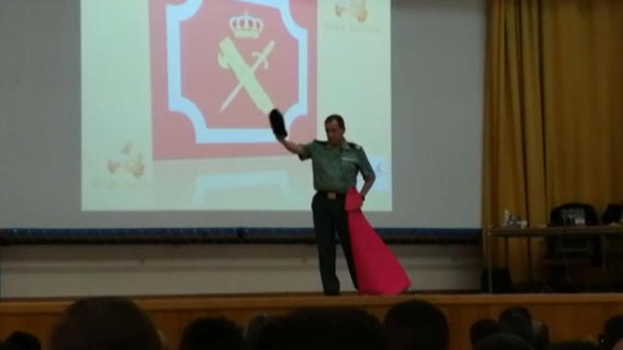 Un sargento de la Guardia Civil siembra la polémica al ponerse a torear en la escuela de suboficiales