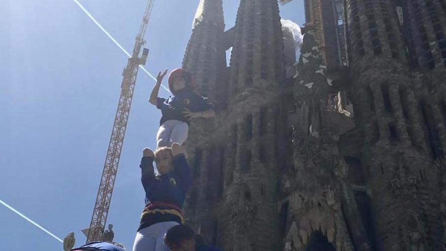 La colla blau marí davant la Sagrada Família