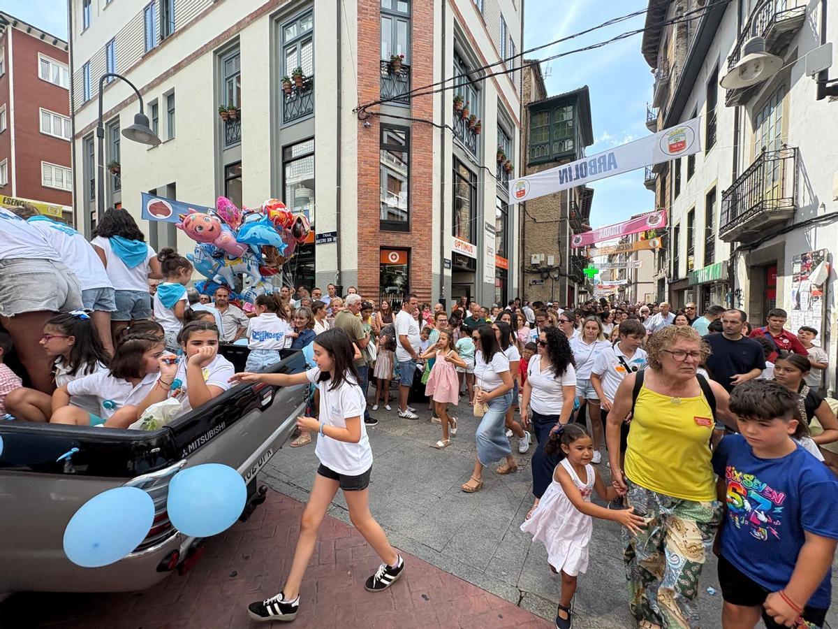 Cangas se rinde a sus gigantes y cabezudos
