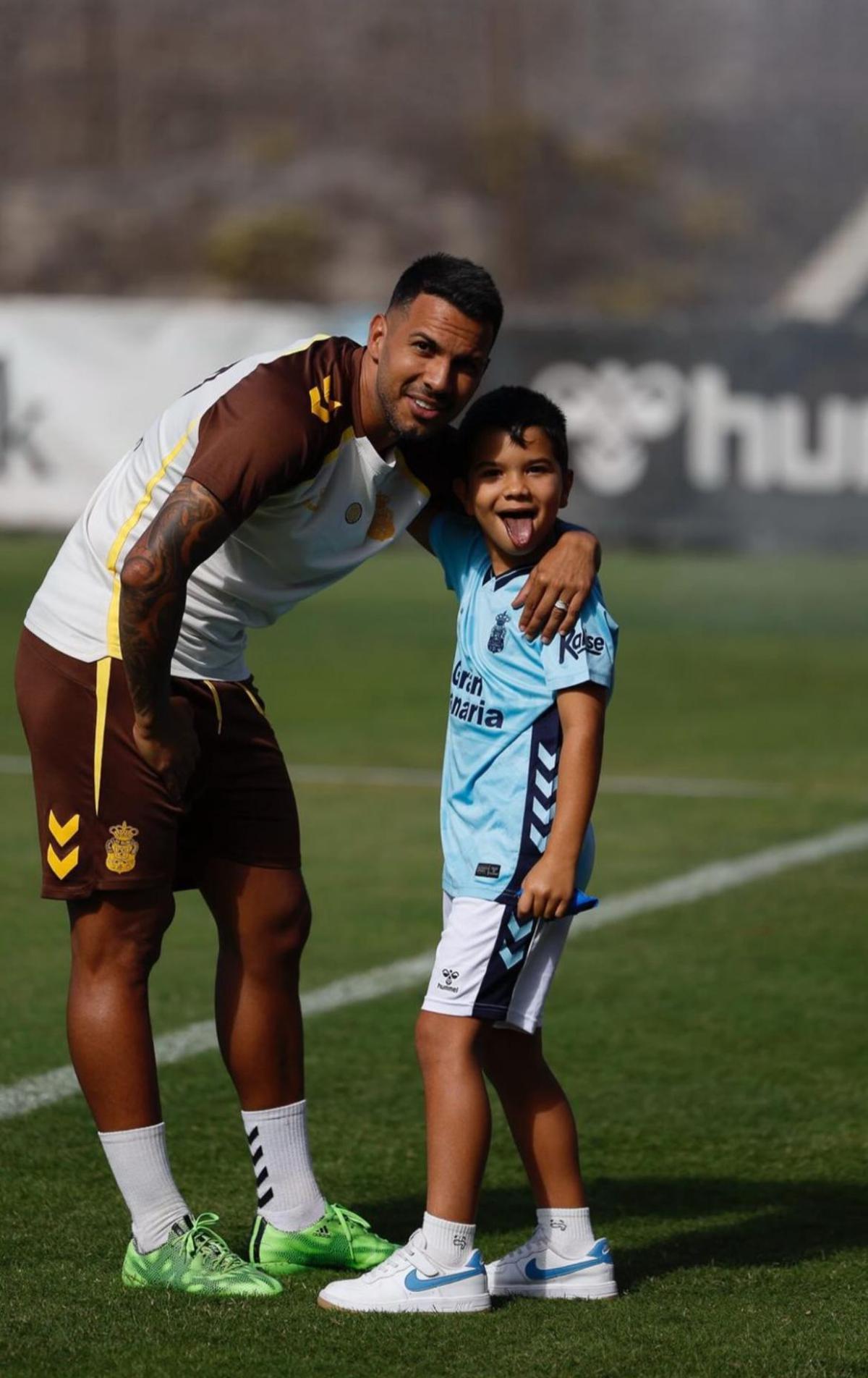 Viera posa con su hijo Enzo, en la Ciudad Deportiva de Barranco Seco.