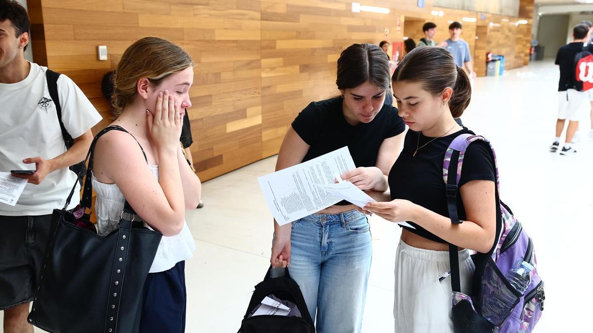 Unas estudiantes de Bachillerato en Zaragoza debatiendo sobre un examen de la PAU 2026