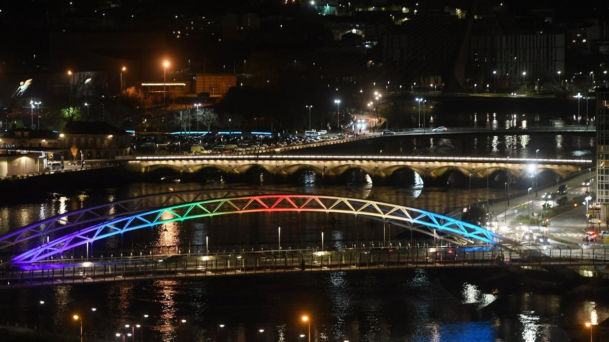 El puente de As Correntes, con una colorista iluminación nocturna.