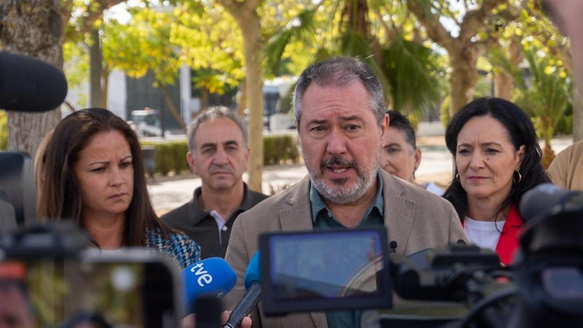 Juan Espadas atiende a los medios en Fuente Obejuna.