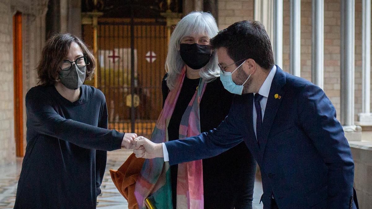 El 'president' de la Generalitat, Pere Aragonès, junto a las cuperas Eulàlia Reguant y Dolors Sabater.