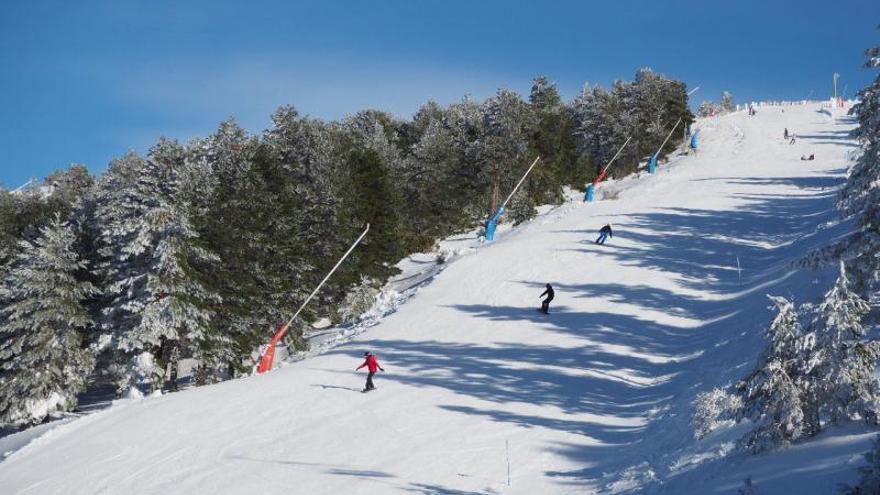 La esquiadores se deslizan, ayer, por una pista de Javalambre. | ARAMÓN