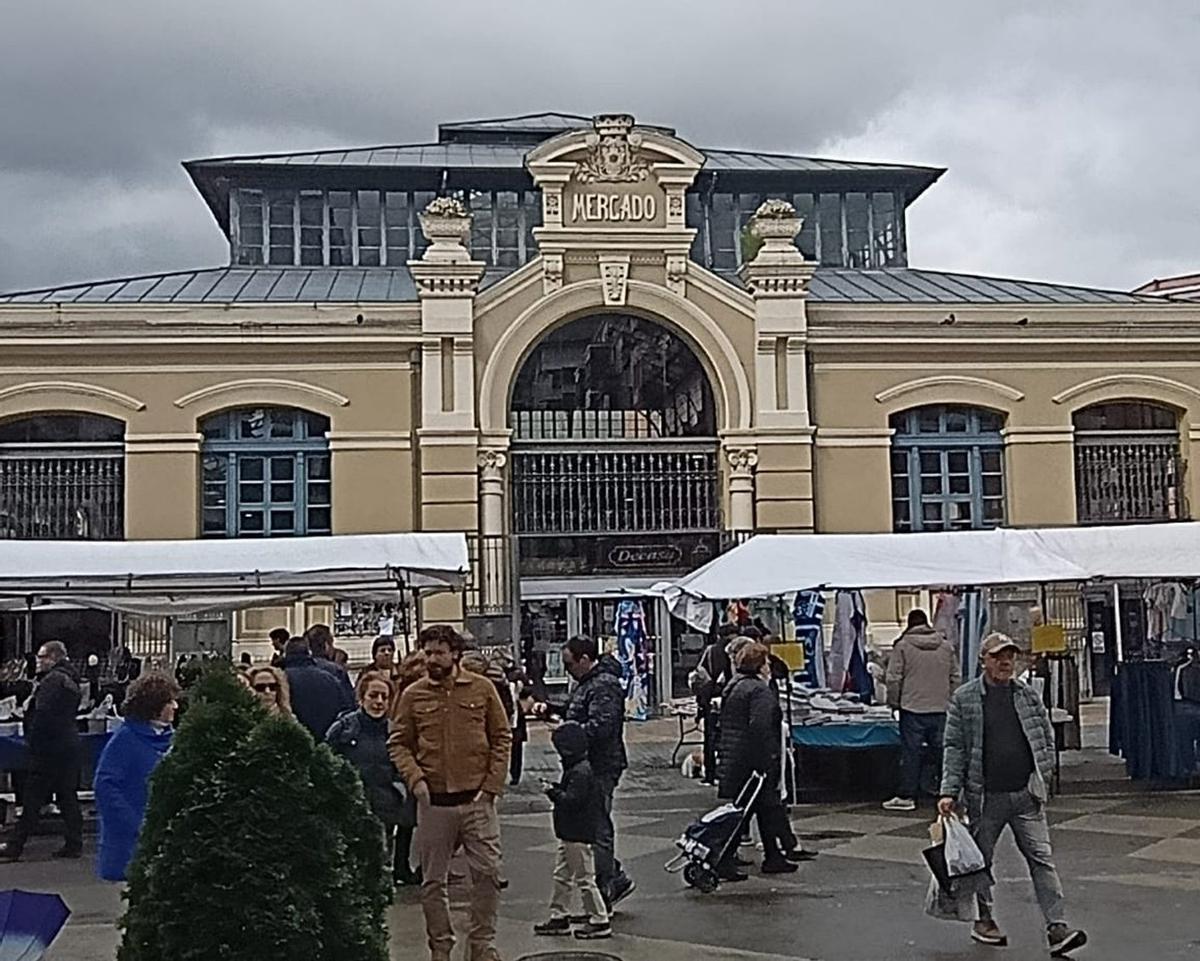 El frontal de la plaza de abastos, ayer, día de mercado. | D. M.