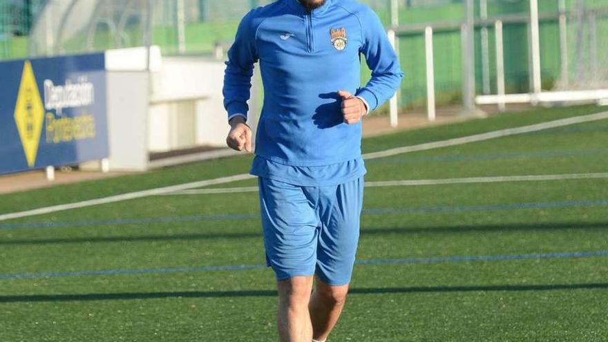 Adrián Mouriño, durante un entrenamiento con el Pontevedra la temporada pasada. // Rafa Väzquez