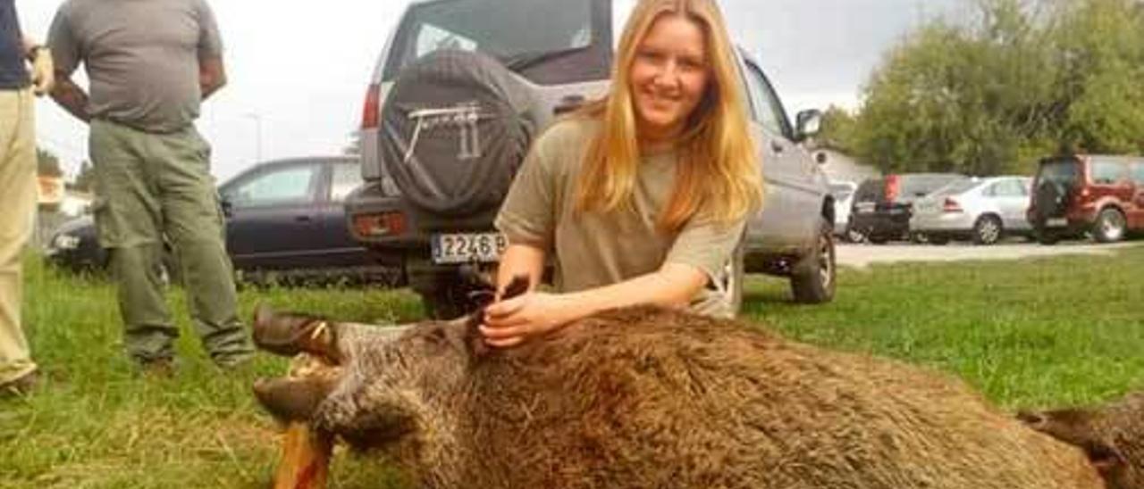 La joven Sara Buenaga tras una cacería esta temporada en el coto de Llanes.