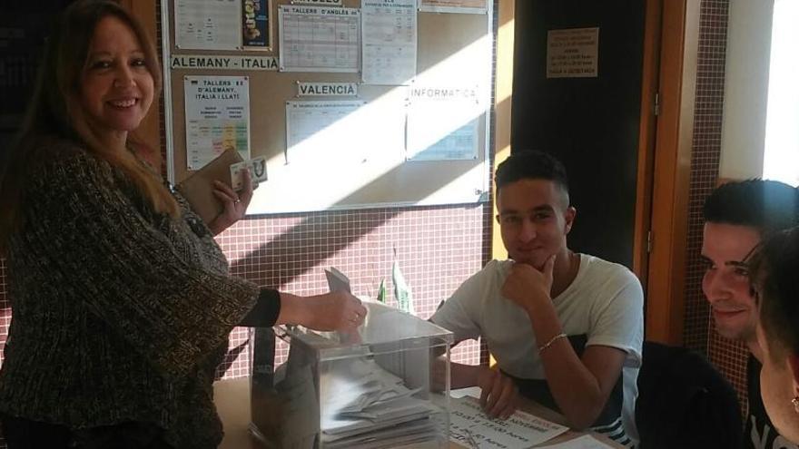 Votaciones en la Escuela de Adultos Giner de Los Ríos