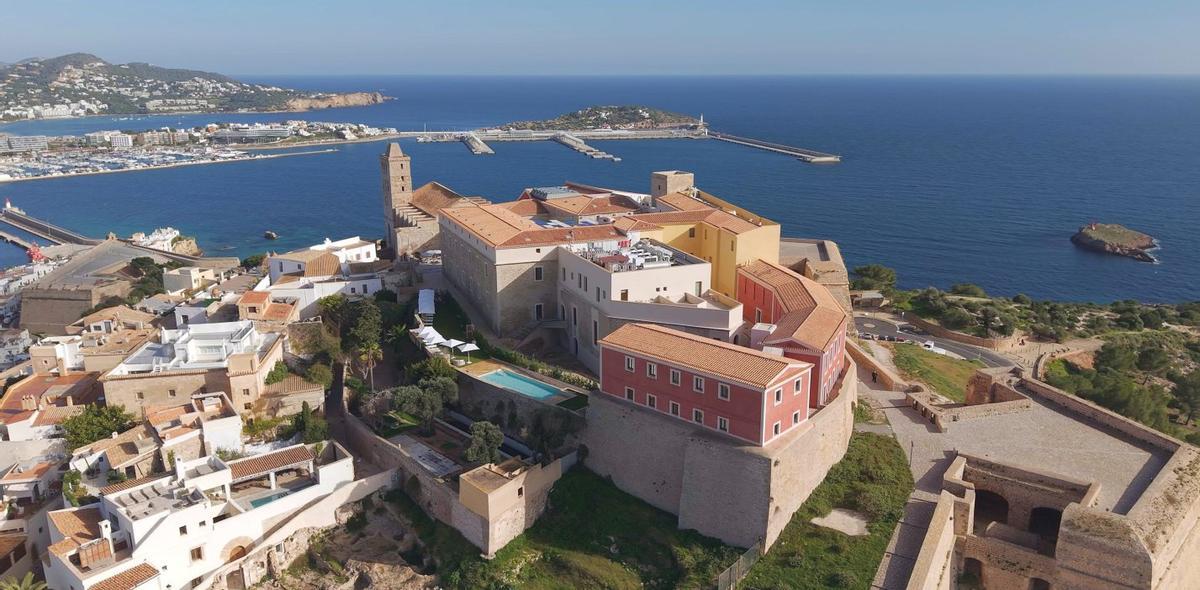 Vista aérea del parador ubicado en Dalt Vila.