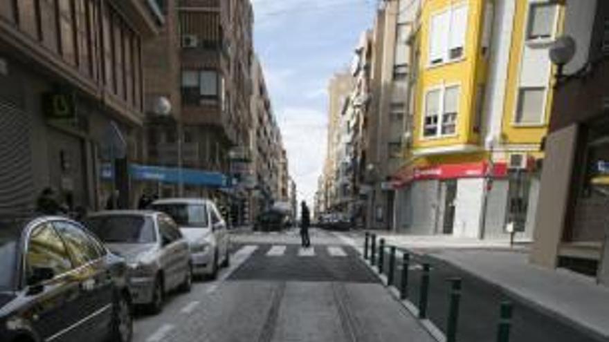 Imagen de las vías del tranvía recuperadas en un tramo de Pintor Gisbert, en San Blas.