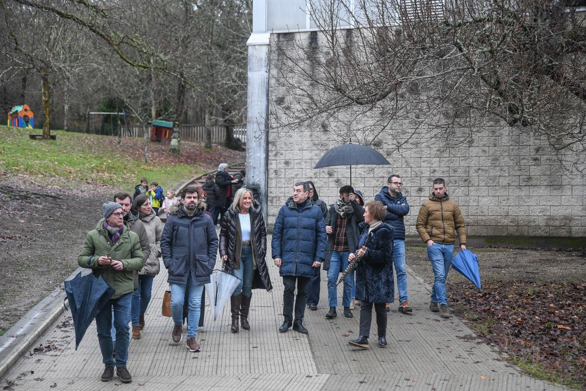 Autoridades, locales y autonómicas, con técnicos en la visita al Colexio de Barouta, Ames