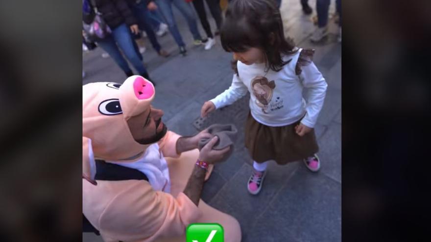 Graban a un novio pidiendo dinero para su boda por la calle en Córdoba: &quot;Hasta en las despedidas&quot;
