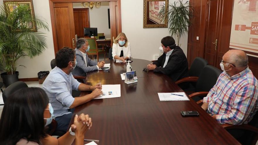 La alcadesa de Marbella, Ángeles Muñoz, con la Hermandad del Patrón de San Pedro, ayer.