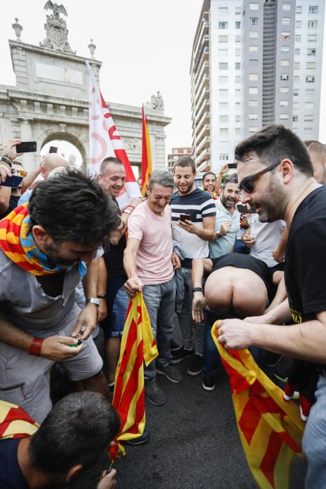 Una protesta ultra revienta la manifestación del Nou d'Octubre