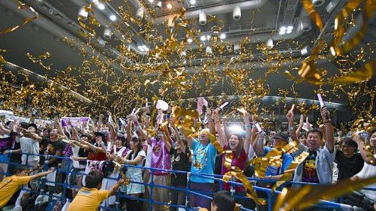 Ciudadanos japoneses celebran en Tokio la elección como sede de los Juegos del 2020.
