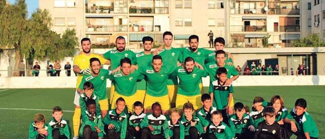 Los prebenjamines del Atlético Rafal posan con la plantilla de Preferente.