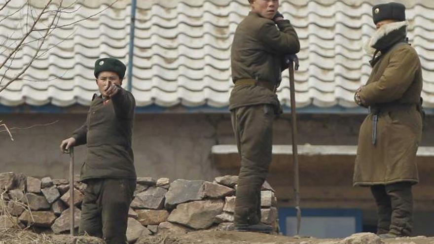 Tres soldados norcoreanos, ayer, en un puesto de control en la frontera con China.