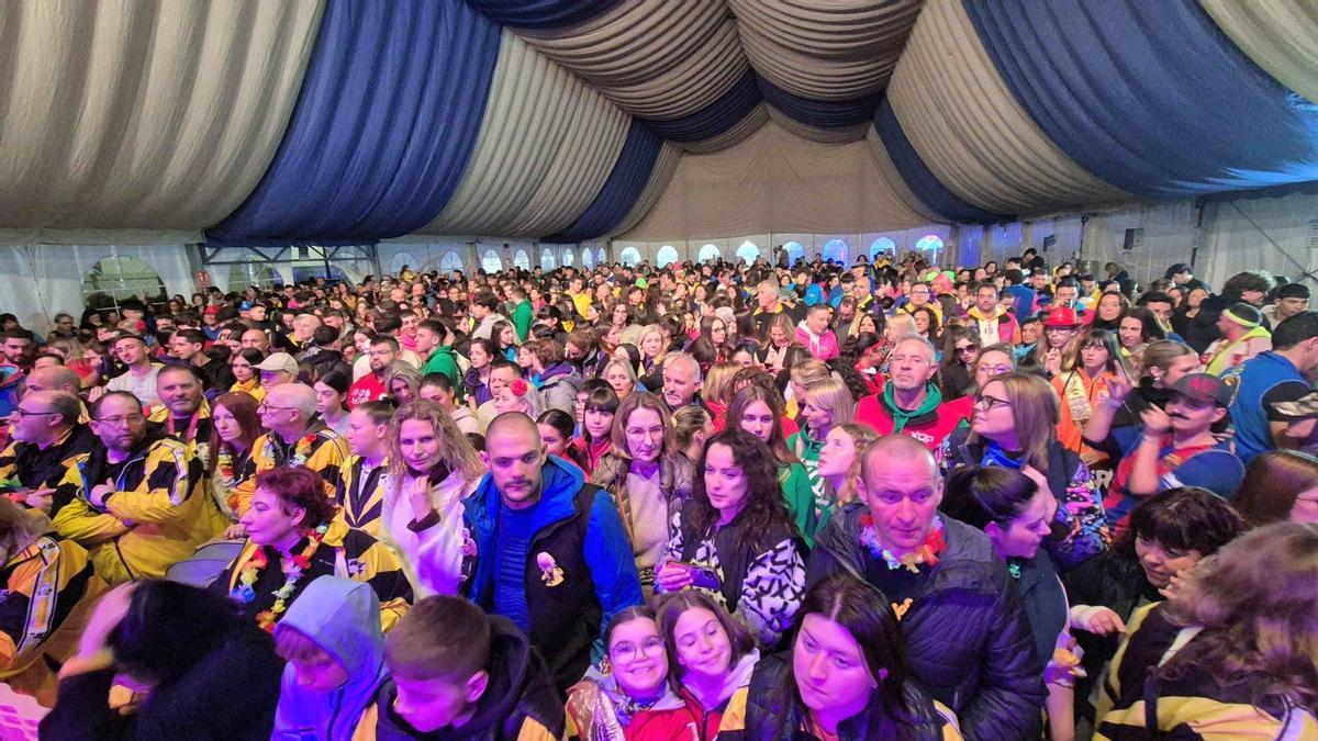 Gran ambiente en la carpa por el concurso de karaoke.