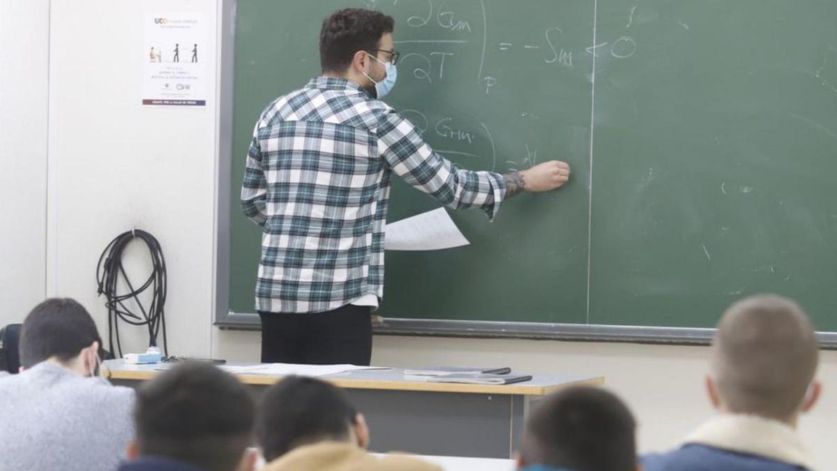 Un profesor imparte clases en el aula.