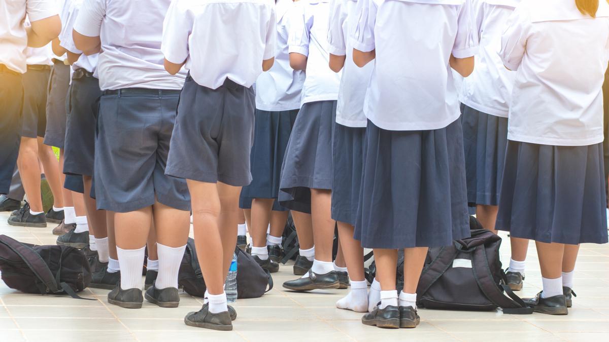Niños con uniforme escolar