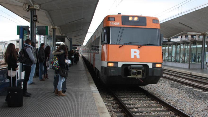 Un tren de Rodalies arribant a l&#039;estació de Girona