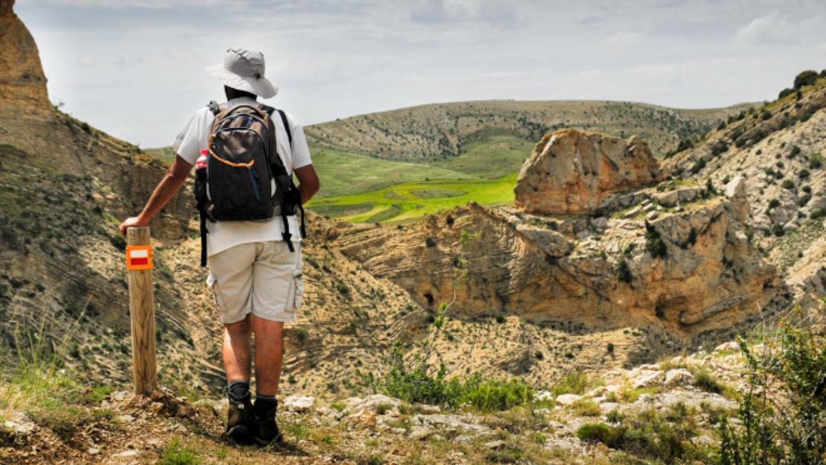 Un senderista divisa el paisaje en el sendero ZEPA Parameras Alfambra