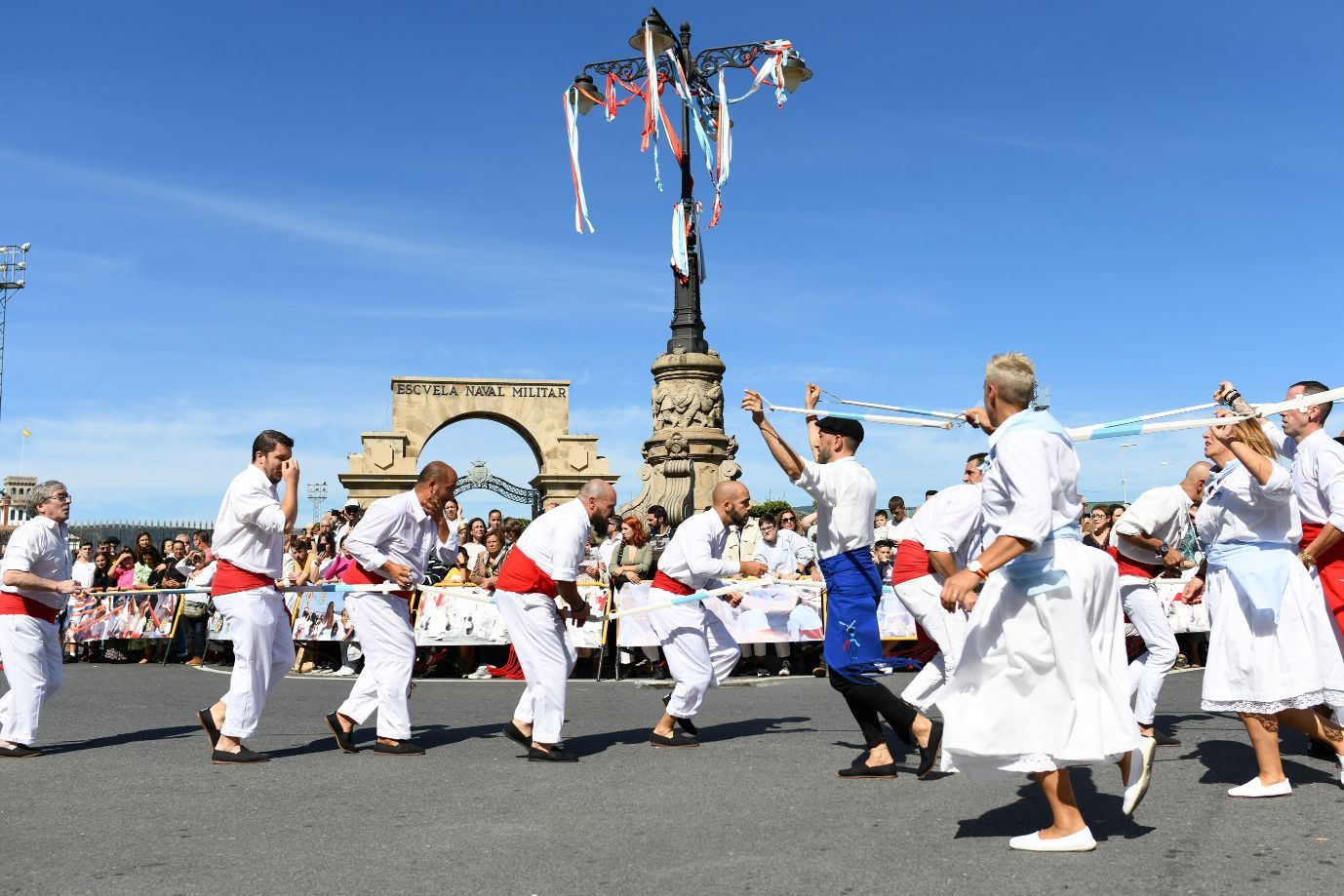 La Danza de Espadas de Marín rompe con dos años de pandemia