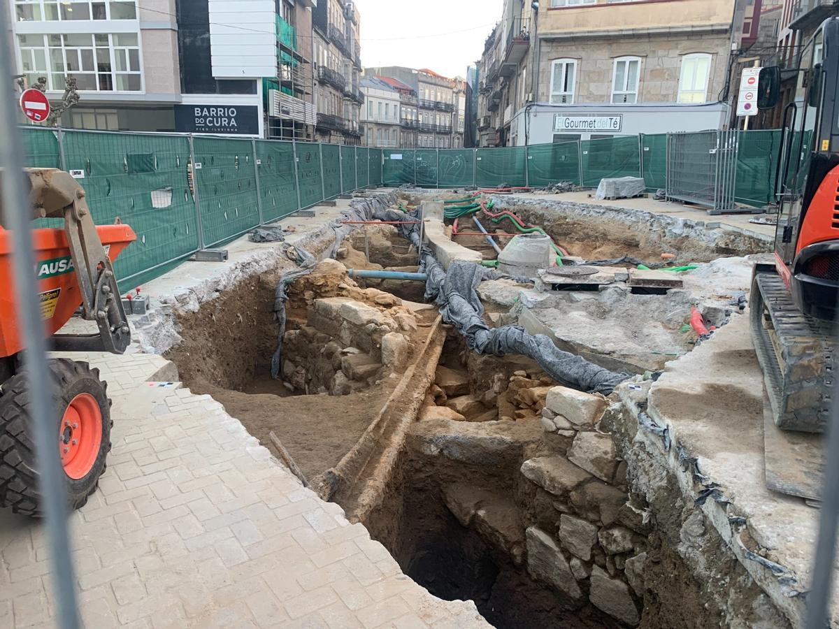 Restos de la muralla y el baluarte de Falperra encontrados durante las catas del Paseo de Alfonso en 2023. // FdV