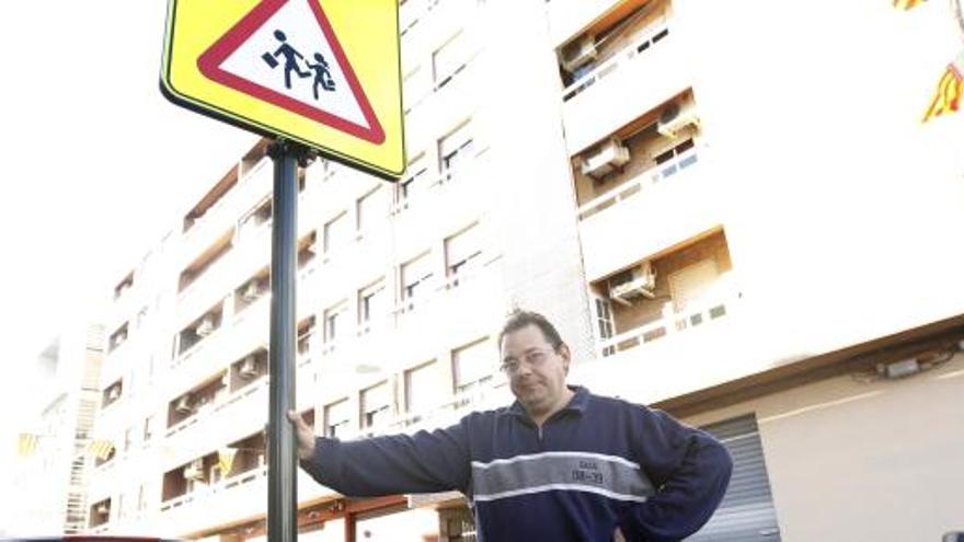 Ernesto se apoya en la señal en la que había atado su bicicleta.