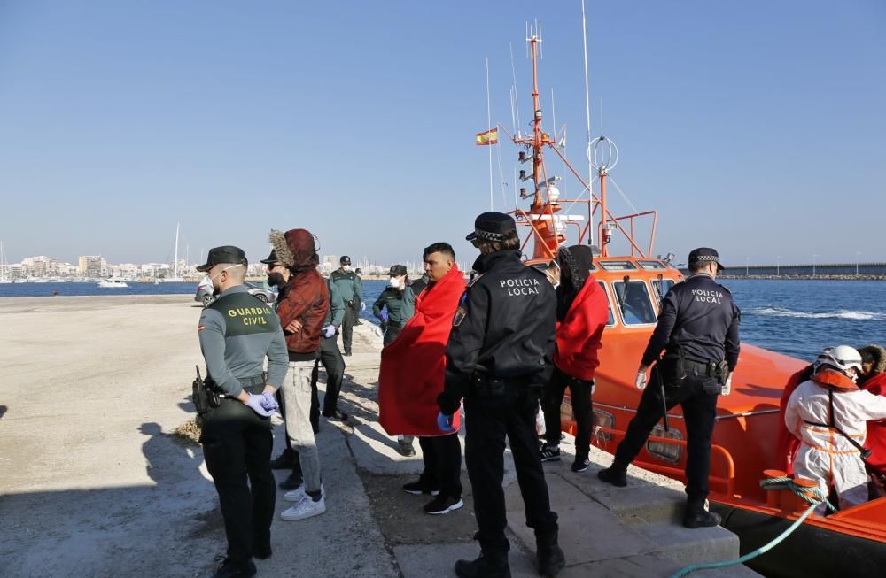 Guardia Civil, Cruz Roja y Salvamento Marítimo han puesto en marcha el protocolo para recepcionar a 24 personas rescatadas en el mar y que ocupaban una patera. 20 hombres y cuatro mujeres