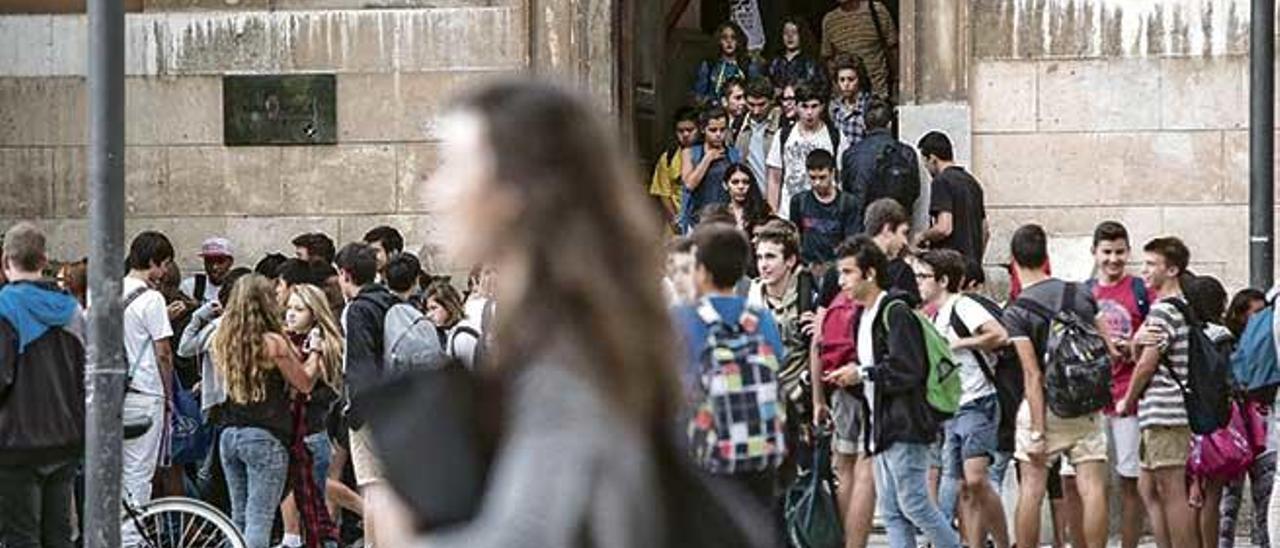 Alumnos de ESO y Bachillerato saliendo de  un instituto de la isla.