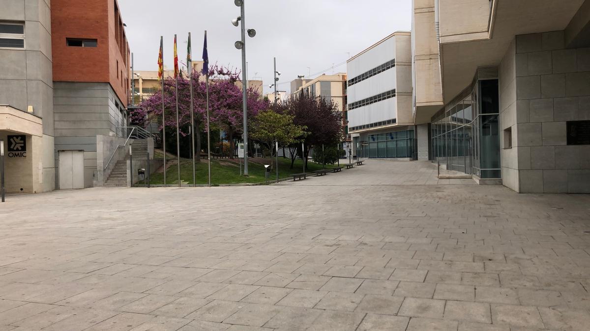 La plaza de la Comunidad Valenciana y el Ayuntamiento de San Vicente.