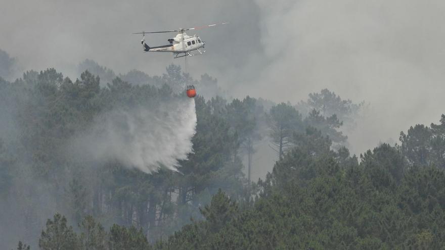 Un helicóptero sofoca un incendio en la provincia. |   // F. CASANOVA