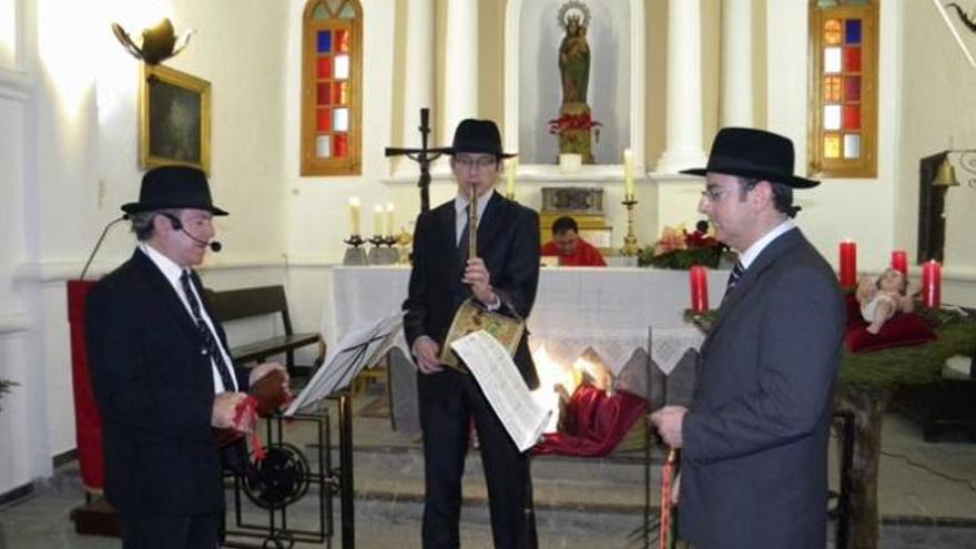 Xumeu Joan, Jordi Riera y Emiliano Miquel interpretan ses Caramelles.