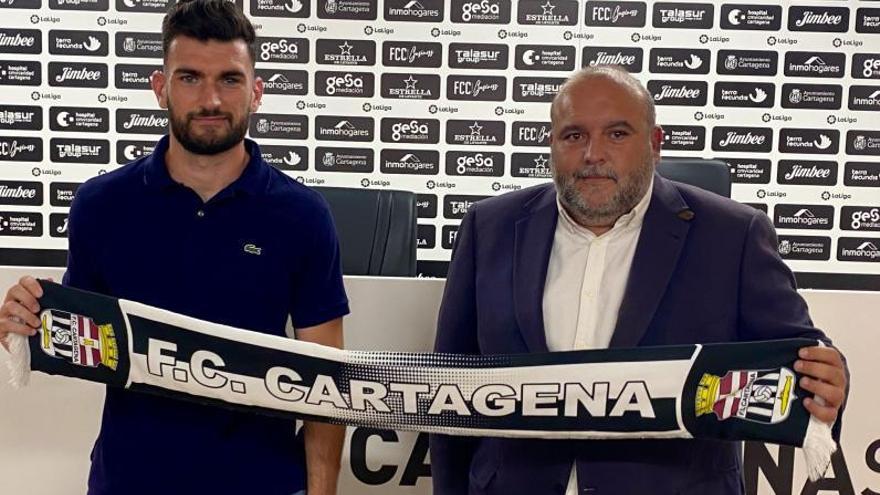 Pablo Vázquez posa en su presentación junto a Manolo Sánchez Breis.