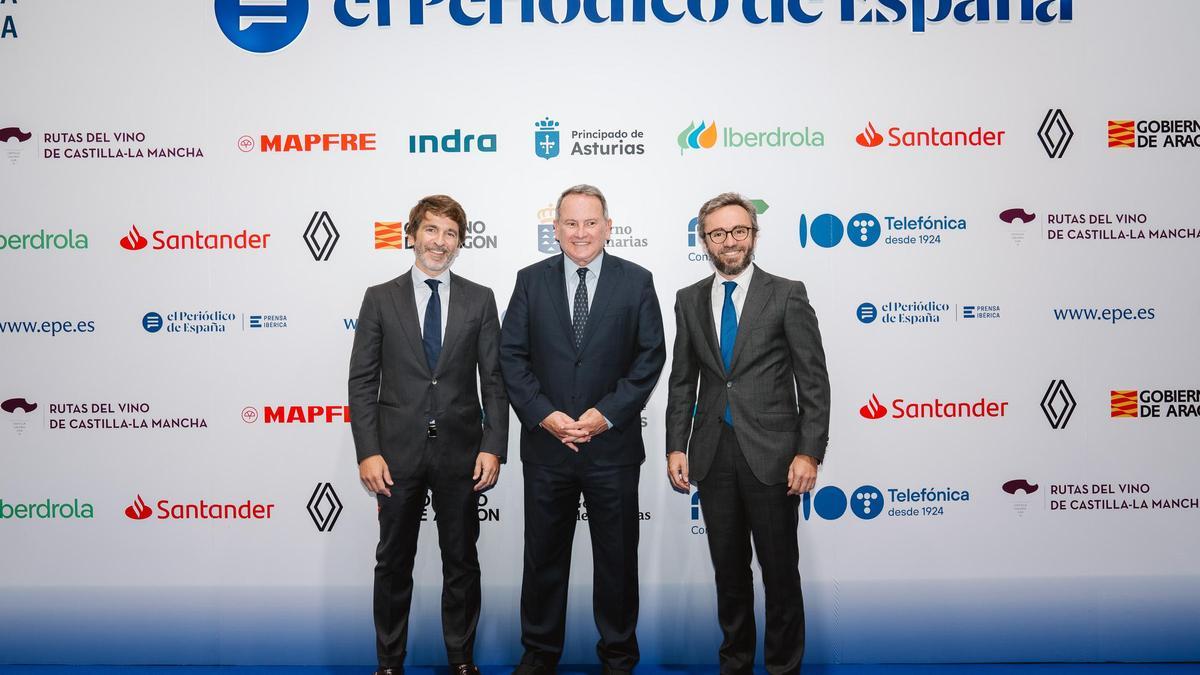 De izquierda a derecha, Sergi Guillot, director general de Prensa Ibérica; Eduardo Navarro, director de Asuntos Corporativos y Sostenibilidad de Telefónica, y Aitor Moll, consejero delegado de Prensa Ibérica.
