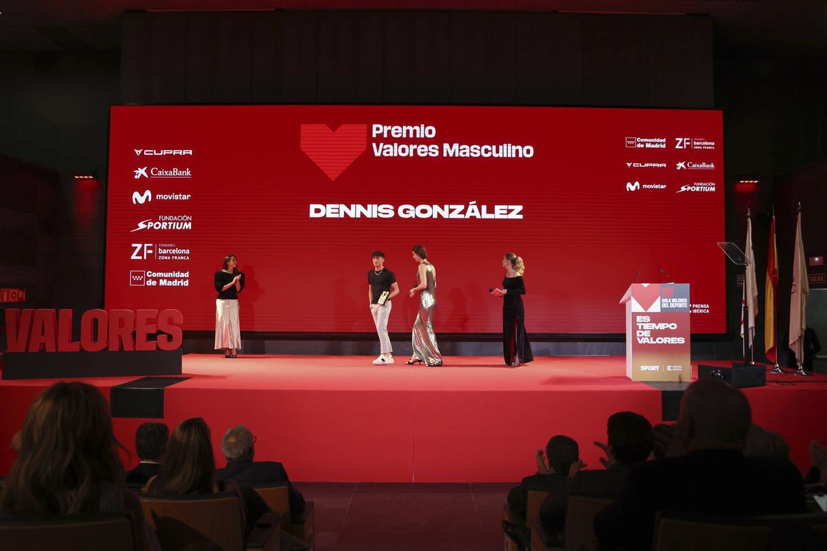 VIII Gala Valores del deporte de Diario Sport 2025.  Premio Valores Masculino: Dennis González, campeón del mundo en natación artística. Entrega el premio Iulene Servent, subdirectora del Diario Sport