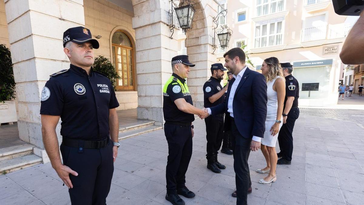 Prieto y Morant saludan a los nuevos agentes.