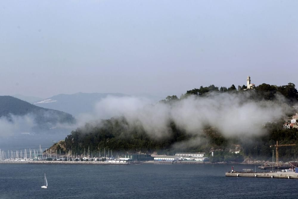 La niebla "invade" la ría // M.Canosa