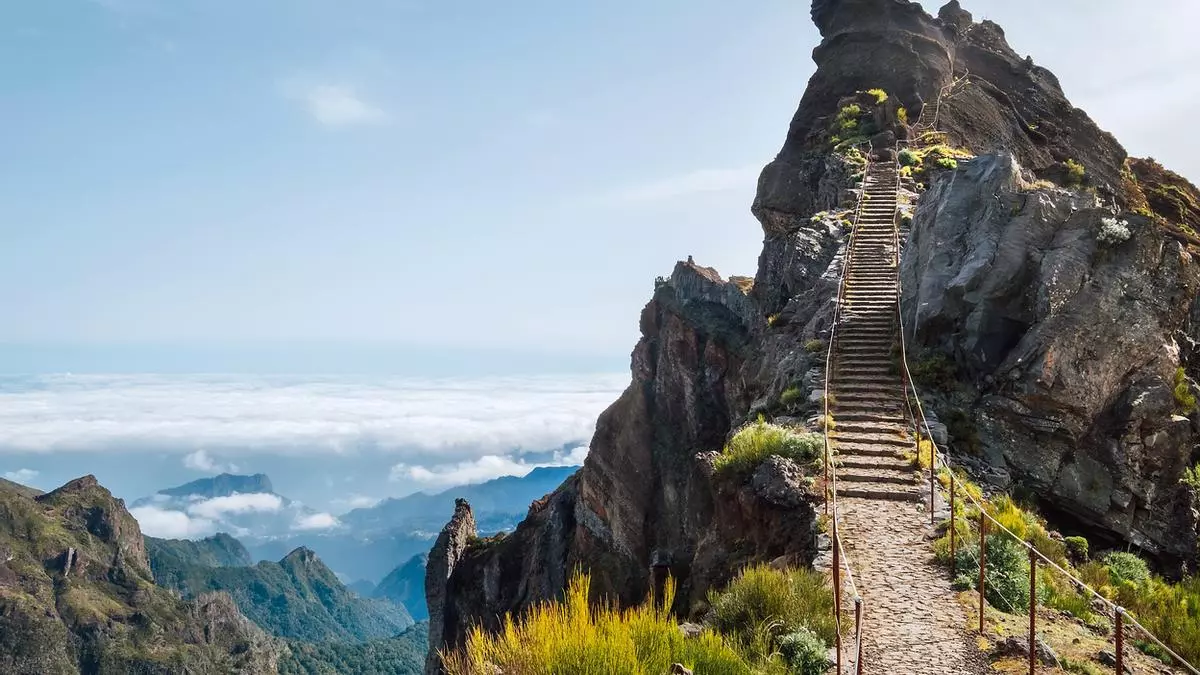 La ruta de senderismo excavada en la roca que parece una escalera al cielo.