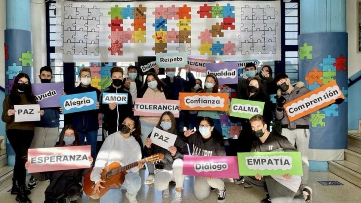 Alumnos del IES San Álvaro con carteles con palabras positivas y motivadoras para celebrar el Día de la Paz y No Violencia.