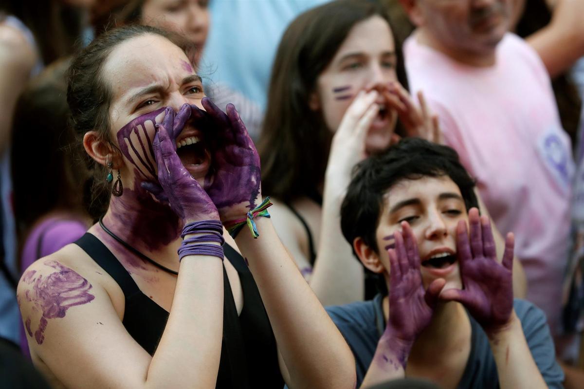 Un grupo de mujeres protesta en Madrid por la sentencia de la violación grupal de los sanfermines.