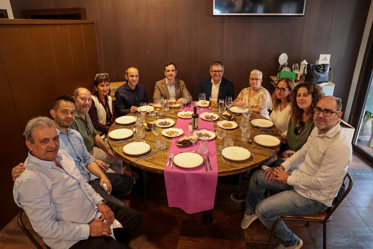 Normando Costa, manager of the Churrería Mediterránea; Jesús Costa, artisan of the Mediterranean Churrería; Vicente Giner, Marcos Tonda Chocolates salesperson; Cecilia Rojas, INFORMATION salesperson; Miguel Balaguer, head of Hidraqua Operations; Ciriaco Clemente, manager of Hidraqua; Juanjo Morales, Mayor of Agost; Loli Gomis, wife of the mayor of Agost; María José Serrano, Prezero manager of the Piedra Negra Center; Mara Díez, environmental manager of Prezero at the Piedra Negra center and Pablo Martínez, manager of the TERRA consortium.