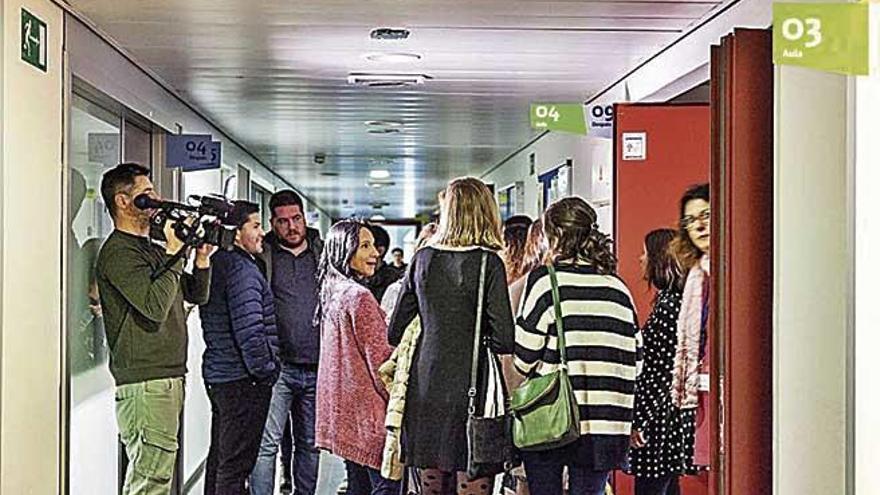 Un grupo de aspirantes accede al aula de examen.