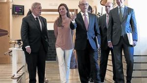 Cristóbal Montoro, al centre i envoltat del seu equip, el dia que va presentar la llei de reforma tributària al Congrés.