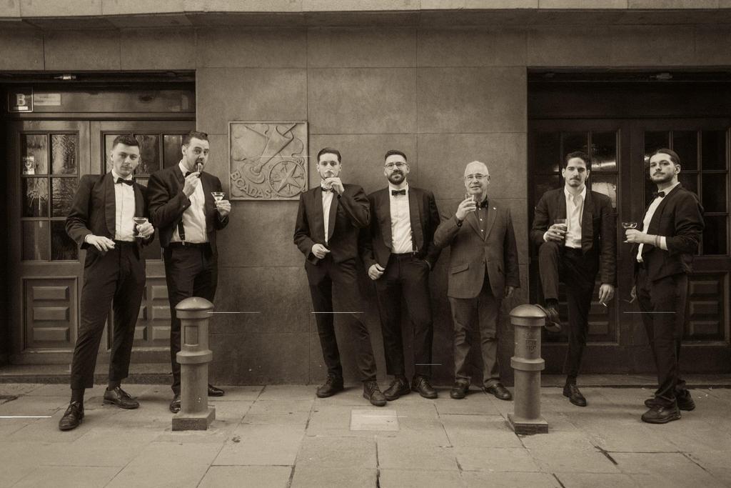 Parte del equipo de Boadas frente a la fachada de la calle Tallers