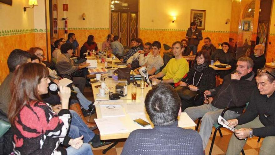 Asamblea de Podemos Cangas celebrada ayer en un céntrico hotel dela villa. // Santos Álvarez