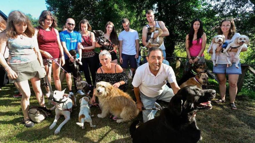 Los perros con sus dueños durante la espicha de ayer en Cerdeño.
