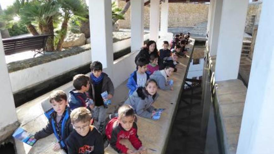 Los alumnos de 2º del CEIP Sant Rafael recorren el casco antiguo